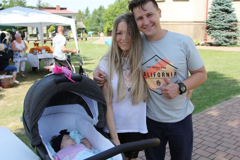 Najmłodsza pątniczka - 3,5-miesięczna Zuzia Faustyna Howaniec, z mamą Julianną i tatą Jakubem.