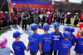 Przedszkolaki ze strzegomskich placówek po raz pierwszy spotkały się z zespołami festiwalowymi.
