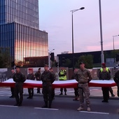 Katowice. Żołnierze wzięli udział w nocnych próbach defilady w centrum miasta. Ruch przywrócony