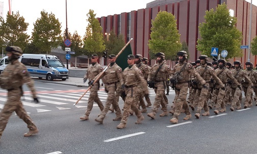 Katowice. Żołnierze wzięli udział w nocnych próbach defilady w centrum miasta. Ruch przywrócony