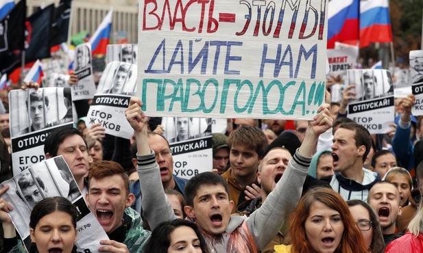 Rosja: Ok. 500 osób zmierza przed budynek Administracji Prezydenta