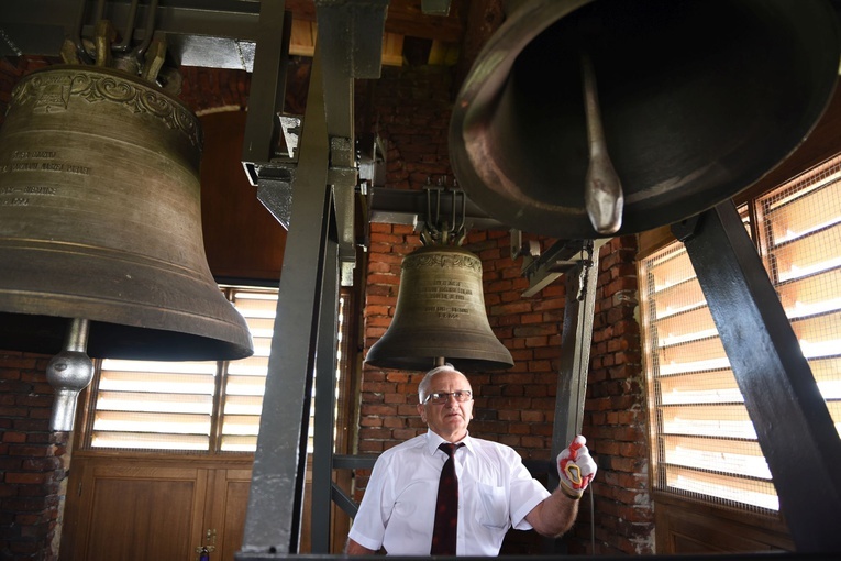 Pan Faron rozkołysał najstarszy dzwon w biegonickim kościele na początku Mszy św.