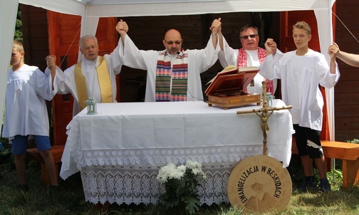 O. Bogdan Kocańda OFMCov. (w środku) wraz z o. Ryszardem Szwajcą OFMCov. (z lewej) i ks. Adamem Ciapką celebrowali Mszę św. na Hali Lipowskiej.