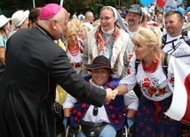 Bielsko-żywieccy pątnicy z bp. Piotrem Gregerem na Jasnej Górze u celu swojego pielgrzymowania.