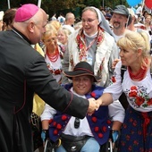 Bielsko-żywieccy pątnicy z bp. Piotrem Gregerem na Jasnej Górze u celu swojego pielgrzymowania.