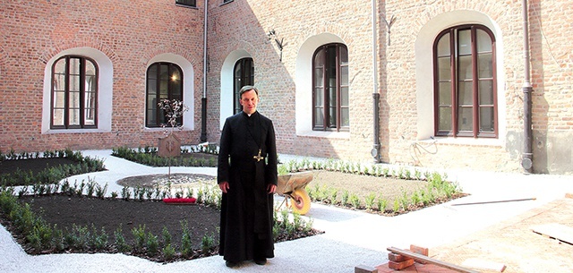 O. Marcin Szafors, dyrektor centrum, w Rajskim Ogrodzie w atrium klasztoru.