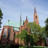 ◄	Największy w mieście kościół służy najliczniejszej wspólnocie parafialnej – mieszka tu 17 tys. osób.