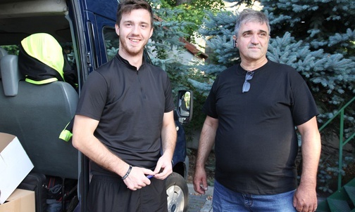 Paweł Rajda (z prawej) i jego syn Karol - główni organizatorzy andrychowskiej pielgrzymki rowerowej.