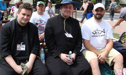 Od prawej: ks Grzegorz Jabłonka - SDS, diakon salwatoriański - Karol Koszyl i kleryk Karol Matecki.