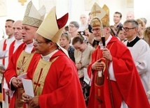 Abp Grzegorz Ryś, bp Piotr Greger i bp Clemens Pickel - przewodniczący Eucharystii ku czci św. Teresy Benedykty od Krzyża, w oświęcimskim Karmelu.