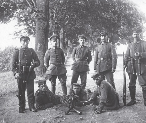 Grupa żołnierzy Grenzschutzu – niemieckiej formacji walczącej  z powstańcami w 1919 r.