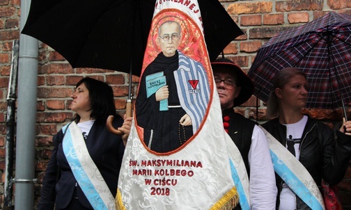 Wśród pocztów sztandarowych nie zabrakło reprezentacji parafii św. Maksymiliana diecezji bielsko-żywieckiej.