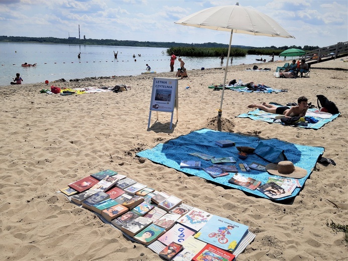 Jezioro Tarnobrzeskie. Książki na piasku