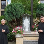 Pielgrzymka ze Świdnicy i modlitwa przy figurze Maryi w Witoszowie