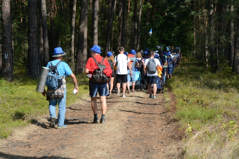 Pielgrzymi na leśnych ścieżkach