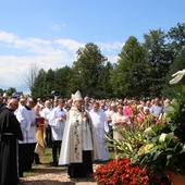 Na rychwałdzkich błoniach bp Piotr Greger pobłogosławił figurę Matki Bozej Niepokalanej, ufundowaną przez rodzinę Stopyrów.