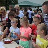 Losy loterii fantowej to co roku jedna z głównych atrakcji pikniku parafialnego na rzecz zabytkowego kościoła w Głębowicach.