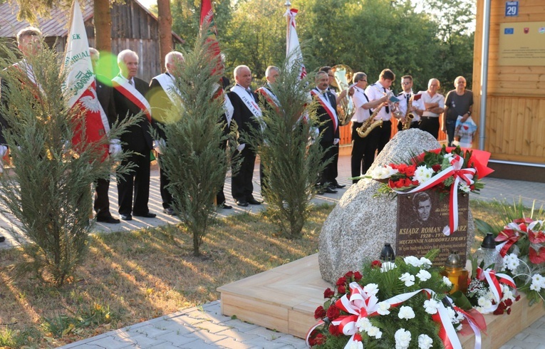 Uczestnicy złożą kwiaty pod obeliskiem przy plebanii - muzeum w Pelagowie-Trablicach. 