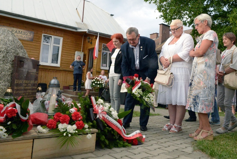 Wiązankę kwiatów przy kamieniu upamiętniającym kapłana męczennika składają przedstawiciele Stowarzyszenia "Radomski Czerwiec '76".