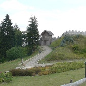 Zrekonstruowany gród w Owidzu