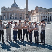U celu – nasi harcerze na placu św. Piotra w Watykanie.