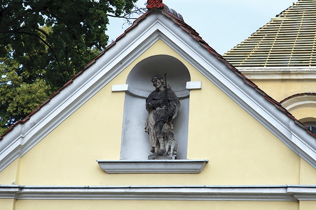 ▲	Figura świętego umieszczona jest w zachodniej bramie prowadzącej do kościoła pw. Nawiedzenia NMP w Żaganiu. 