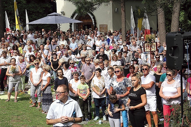 Tysiące osób uczestniczyły w uroczystej Mszy św. pod przewodnictwem bp. Edwarda Dajczaka.