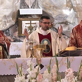 Relikwiarz na ołtarzu podczas Mszy św. W środku o. Arkadiusz Bąk, z lewej – ks. Jerzy Kolasiński, z prawej – ks. Krzysztof Spyra.
