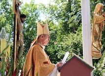 Arcybiskup głoszący kazanie w czasie odpustu.