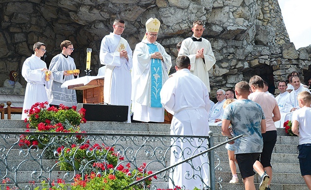 We Mszy św. uczestniczyli pątnicy strumieni: głubczyckiego, nyskiego i opolskiego.