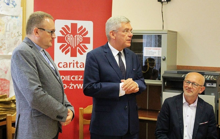 Od lewej: ks. Robert Kurpios, dyrektor bielsko-żywieckiej Caritas, marszałek Stanisław Karczewski i senator Andrzej Kamiński.