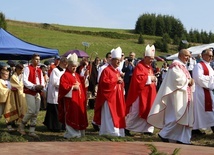 Biskupi: Piotr Greger, Tomáš Galis ze Słowacji oraz Martin David z Czech na Trzycatku.