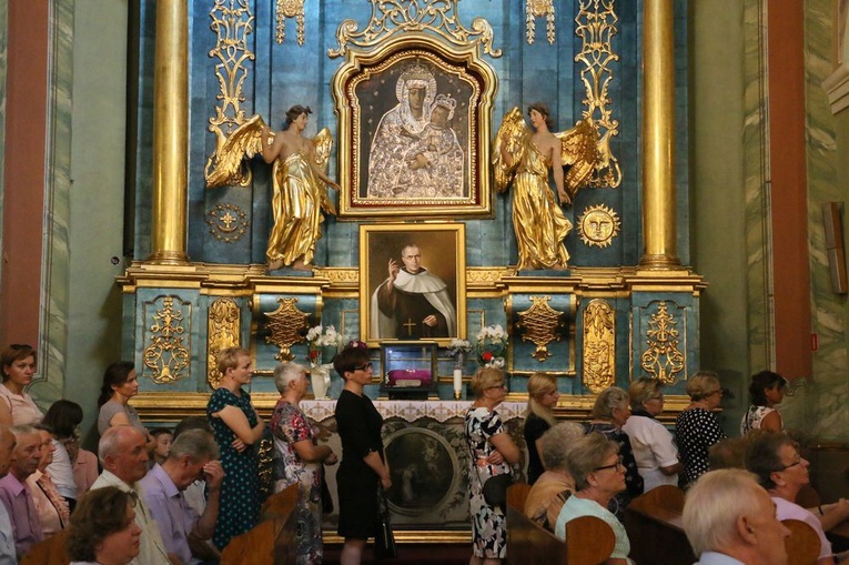 Relikwie bł. Józefa Mazurka znajdują się w bocznym ołtarzu w sanktuarium św. Anny.