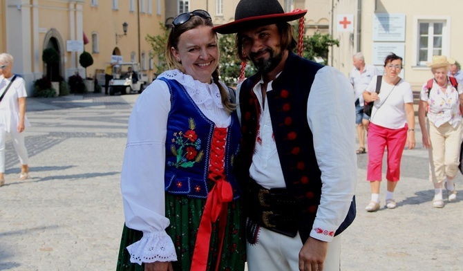 Monika i Hubert Gachowie weszli na Jasną Górę w swoich strojach regionalnych.