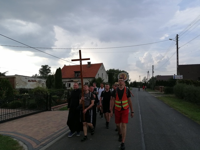 Klerycy idą pieszo na Jasną Górę - dzień 2