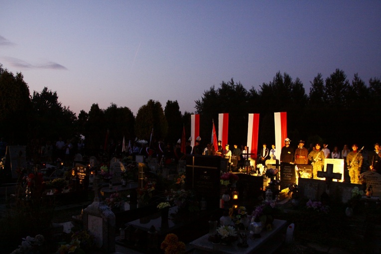 Apel Pamięci nad grobami westerplatczyków w Gliwicach