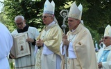 Bp Krzysztof Nitkiewicz, abp Stanisław Budzik i ks. Jerzy Ważny z księgą łask.