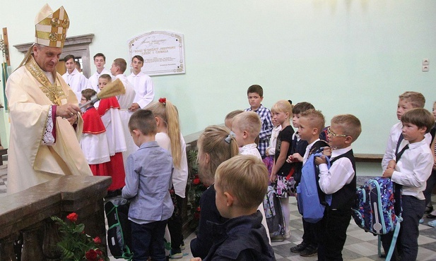 W Cieszynie bp Roman Pindel pobłogosławił uczniów pierwszych klas i poświęcił ich tornistry.