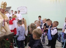 W Cieszynie bp Roman Pindel pobłogosławił uczniów pierwszych klas i poświęcił ich tornistry.
