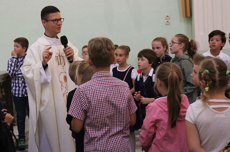 Ks. Marek Studenski podczas kazania na inauguracji nowego roku szkolnego w Cieszynie.
