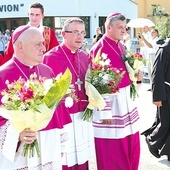 Od lewej biskupi: Piotr Greger, Martin David, Roman Pindel i Tadeusz Zbigniew Kusy podczas procesji w Cieszynie.