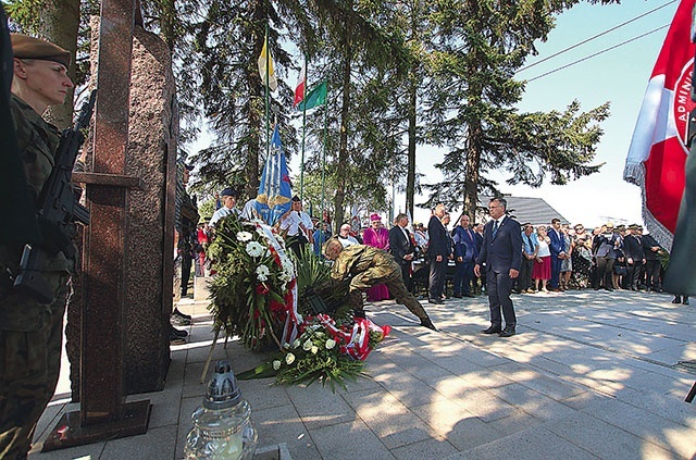 ▲	Wszyscy przeszli pod pomnik upamiętniający zamordowanych przez Niemców celników, kolejarzy i ich rodziny.
