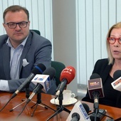 Małgorzata Potocka na konferencji prasowej w Urzędzie Miasta z Radosławem Witkowskim, prezydentem Radomia.