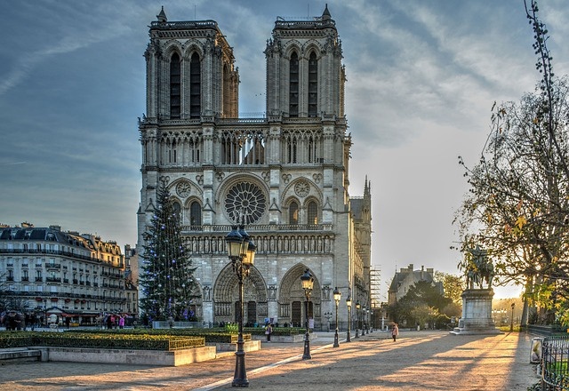 Trwa usuwanie szkód po pożarze Notre Dame