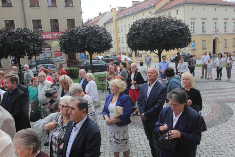 Odpust z św. Michałem Archaniołem w tle