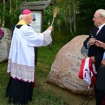 Bałdy. Kamień upamiętniający ks. Adalberta Wojciecha Zinka