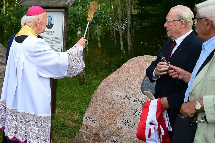 Bałdy. Kamień upamiętniający ks. Adalberta Wojciecha Zinka