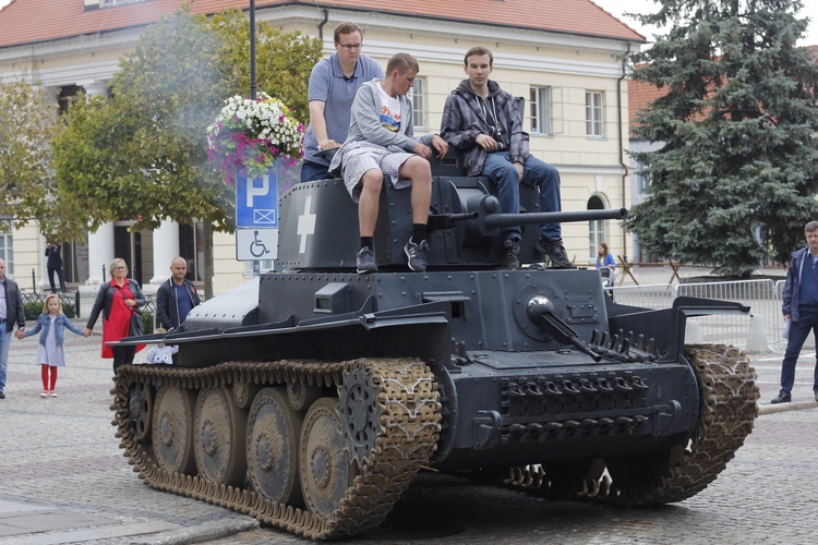 Zainteresowaniem mieszkańców cieszyły się pojazdy wojskowe, zwałszcza czołg.