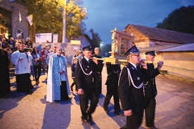▲	Wieczorna procesja różańcowa w Sulisławicach.