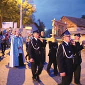 ▲	Wieczorna procesja różańcowa w Sulisławicach.